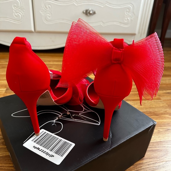 Women's Heels with Asymmetrical Bows and Ankle Strap - Picture 3 of 3